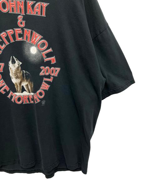 JOHN KAY & STEPPENWOLF（ジョン・ケイ・アンド・ステッペンウルフ）JOHN KAY & STEPPENWOLF (ジョン・ケイ・アンド・ステッペンウルフ) プリントTシャツ ブラック×レッド サイズ:2XLの古着・服飾アイテム