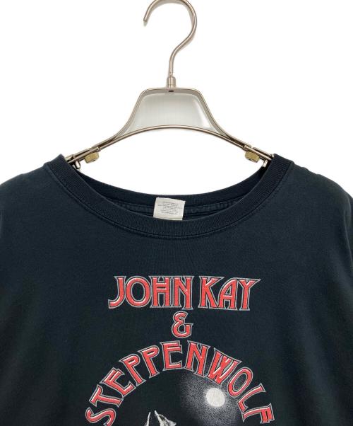 JOHN KAY & STEPPENWOLF（ジョン・ケイ・アンド・ステッペンウルフ）JOHN KAY & STEPPENWOLF (ジョン・ケイ・アンド・ステッペンウルフ) プリントTシャツ ブラック×レッド サイズ:2XLの古着・服飾アイテム