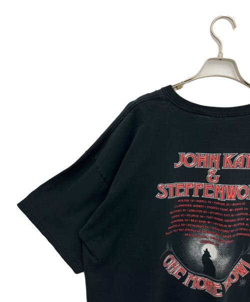 JOHN KAY & STEPPENWOLF（ジョン・ケイ・アンド・ステッペンウルフ）JOHN KAY & STEPPENWOLF (ジョン・ケイ・アンド・ステッペンウルフ) プリントTシャツ ブラック×レッド サイズ:2XLの古着・服飾アイテム