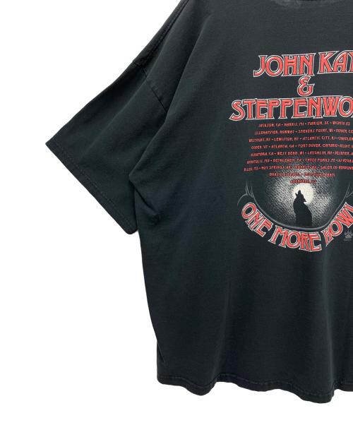 JOHN KAY & STEPPENWOLF（ジョン・ケイ・アンド・ステッペンウルフ）JOHN KAY & STEPPENWOLF (ジョン・ケイ・アンド・ステッペンウルフ) プリントTシャツ ブラック×レッド サイズ:2XLの古着・服飾アイテム