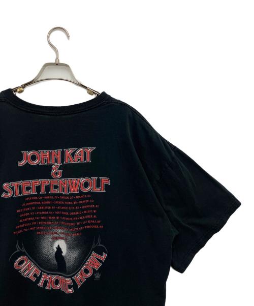 JOHN KAY & STEPPENWOLF（ジョン・ケイ・アンド・ステッペンウルフ）JOHN KAY & STEPPENWOLF (ジョン・ケイ・アンド・ステッペンウルフ) プリントTシャツ ブラック×レッド サイズ:2XLの古着・服飾アイテム