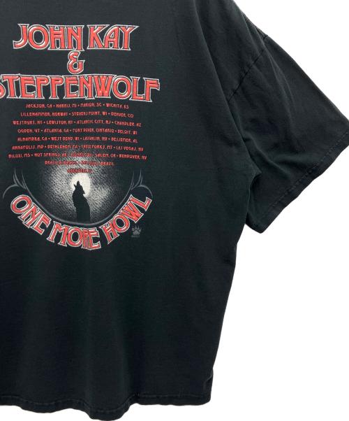 JOHN KAY & STEPPENWOLF（ジョン・ケイ・アンド・ステッペンウルフ）JOHN KAY & STEPPENWOLF (ジョン・ケイ・アンド・ステッペンウルフ) プリントTシャツ ブラック×レッド サイズ:2XLの古着・服飾アイテム
