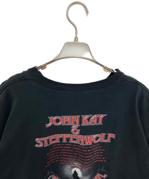 JOHN KAY & STEPPENWOLF（ジョン・ケイ・アンド・ステッペンウルフ）JOHN KAY & STEPPENWOLF (ジョン・ケイ・アンド・ステッペンウルフ) プリントTシャツ ブラック×レッド サイズ:2XLの古着・服飾アイテム