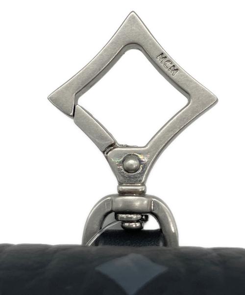 MCM（エムシーエム）MCM (エムシーエム) AirPods Pro ケース　クレヨンしんちゃん　シロ ブラック×ホワイトの古着・服飾アイテム