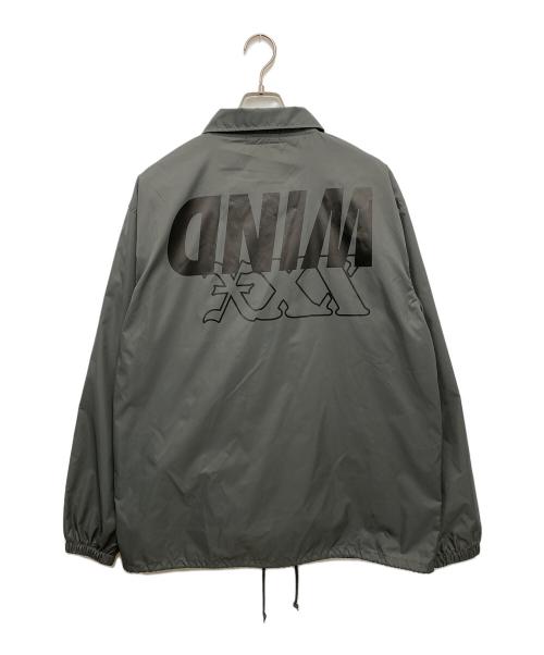 WIND AND SEA（ウィンダンシー）WIND AND SEA (ウィンダンシー) GOD SELECTION XXX (ゴッド セレクション トリプルエックス) コーチジャケット グレー サイズ:XLの古着・服飾アイテム