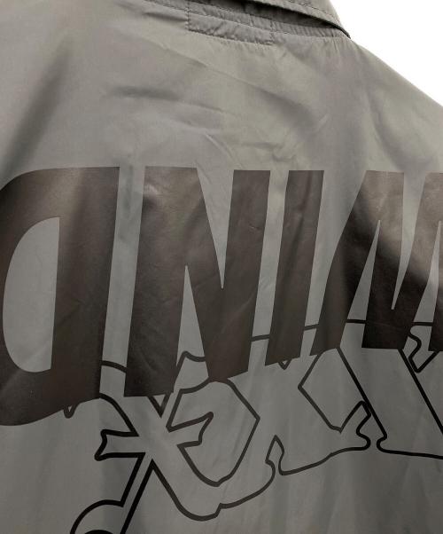 WIND AND SEA（ウィンダンシー）WIND AND SEA (ウィンダンシー) GOD SELECTION XXX (ゴッド セレクション トリプルエックス) コーチジャケット グレー サイズ:XLの古着・服飾アイテム