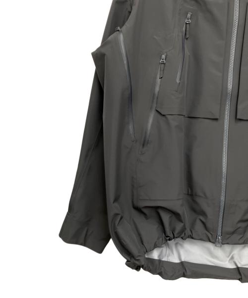 DESCENTE ALLTERRAIN（デザイント オルテライン）DESCENTE ALLTERRAIN (デザイント オルテライン) GORE-TEX JACKET SP(ゴアテックスジャケットSP) グレー サイズ:Mの古着・服飾アイテム