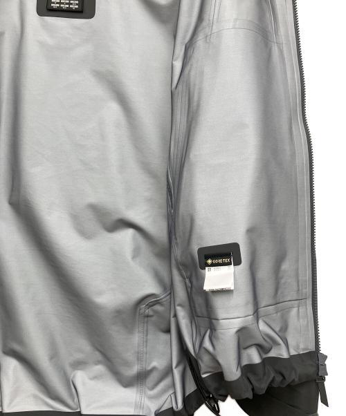 DESCENTE ALLTERRAIN（デザイント オルテライン）DESCENTE ALLTERRAIN (デザイント オルテライン) GORE-TEX JACKET SP(ゴアテックスジャケットSP) グレー サイズ:Mの古着・服飾アイテム