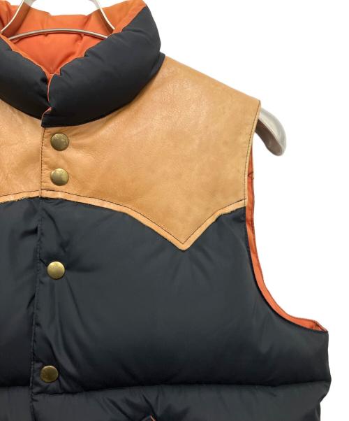 RockyMountainFeatherBed（ロッキーマウンテンフェザーベッド）RockyMountainFeatherBed (ロッキーマウンテンフェザーベッド) BEAMS (ビームス) ダウンベスト ブラック×ブラウン サイズ:38の古着・服飾アイテム