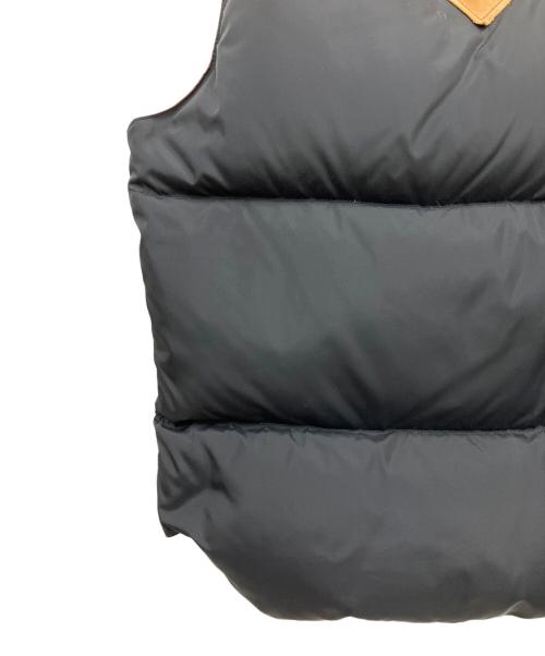 RockyMountainFeatherBed（ロッキーマウンテンフェザーベッド）RockyMountainFeatherBed (ロッキーマウンテンフェザーベッド) BEAMS (ビームス) ダウンベスト ブラック×ブラウン サイズ:38の古着・服飾アイテム