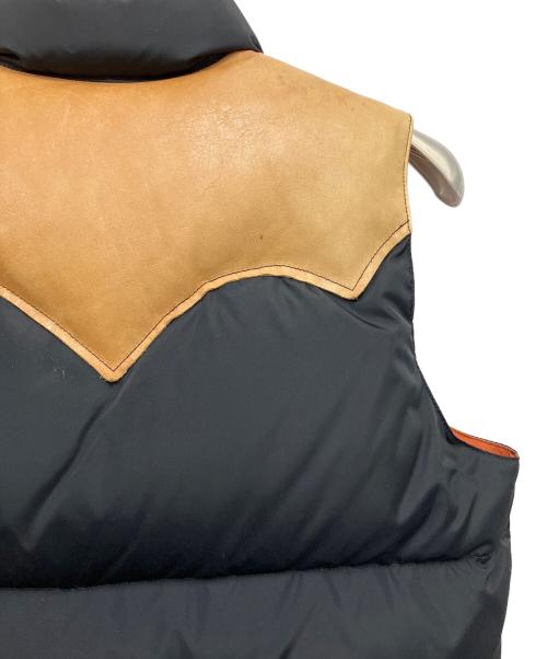 RockyMountainFeatherBed（ロッキーマウンテンフェザーベッド）RockyMountainFeatherBed (ロッキーマウンテンフェザーベッド) BEAMS (ビームス) ダウンベスト ブラック×ブラウン サイズ:38の古着・服飾アイテム