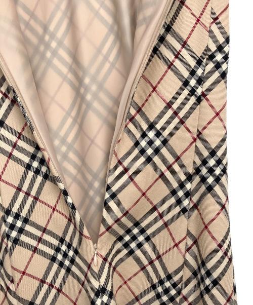BURBERRY BLUE LABEL（バーバリー ブルー レーベル）BURBERRY BLUE LABEL (バーバリー ブルー レーベル) ノースリーブワンピース ベージュ×ブラック サイズ:38の古着・服飾アイテム