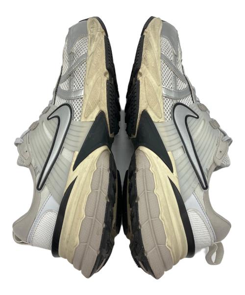 NIKE（ナイキ）NIKE (ナイキ) V2K RUN シルバー サイズ:28.5cmの古着・服飾アイテム