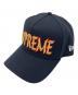 SUPREME（シュプリーム）の古着「	Sharp Spellout Adjustable New Era」｜ネイビー×レッド