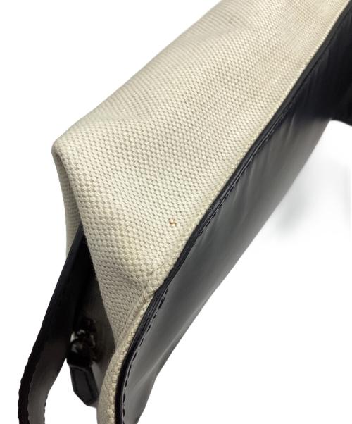 BALENCIAGA（バレンシアガ）BALENCIAGA (バレンシアガ) ボディーバッグ アイボリー×ブラックの古着・服飾アイテム