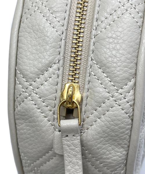 THE MARC JACOBS（ザマークジェイコブス）THE MARC JACOBS (ザマークジェイコブス) THE STATUS ROUND CROSSBODY ベージュ×ゴールドの古着・服飾アイテム