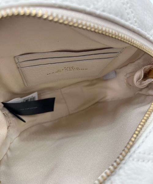 THE MARC JACOBS（ザマークジェイコブス）THE MARC JACOBS (ザマークジェイコブス) THE STATUS ROUND CROSSBODY ベージュ×ゴールドの古着・服飾アイテム