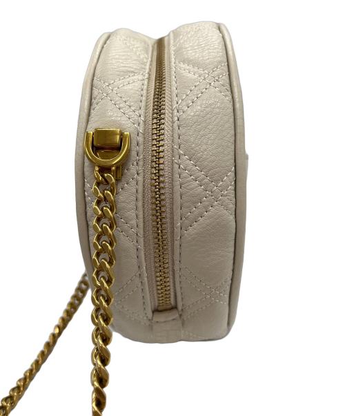 THE MARC JACOBS（ザマークジェイコブス）THE MARC JACOBS (ザマークジェイコブス) THE STATUS ROUND CROSSBODY ベージュ×ゴールドの古着・服飾アイテム