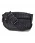 BOTTEGA VENETA（ボッテガベネタ）の古着「イントレチャートウエストバッグ」｜ブラック