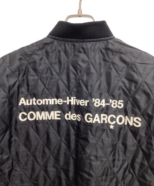 GOOD DESIGN SHOP COMME des GARCONS（グッドデザインショップ コムデギャルソン）GOOD DESIGN SHOP COMME des GARCONS (グッドデザインショップ コムデギャルソン) バックプリントキルティングジャケット ブラック サイズ:Lの古着・服飾アイテム