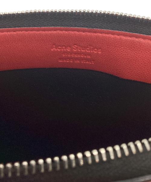 Acne studios（アクネ ストゥディオス）ACNE STUDIOS (アクネ ストゥディオス) グラフティプリントドキュメントホルダー ブラック×レッドの古着・服飾アイテム