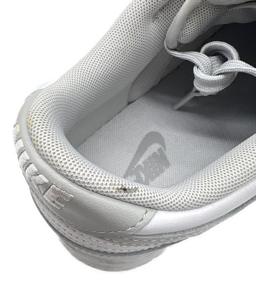 NIKE（ナイキ）NIKE (ナイキ) スニーカー グレー×ホワイト サイズ:28cmの古着・服飾アイテム