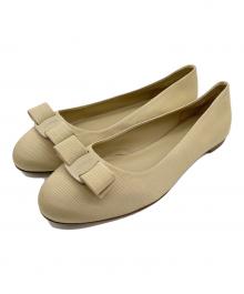 Salvatore Ferragamo（サルヴァトーレ フェラガモ）の古着「パンプス」｜ベージュ