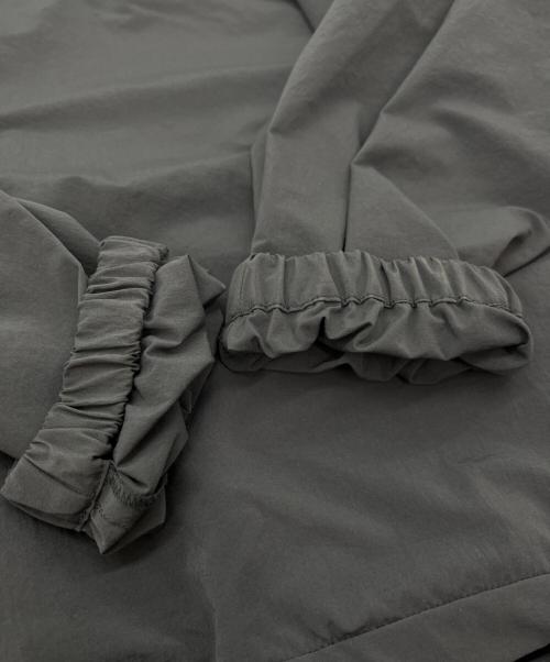 stein（シュタイン）stein (シュタイン) WINDPROOF NYLON HALF ZIP PULLOVER ダークグレーカーキ サイズ:Ｍの古着・服飾アイテム