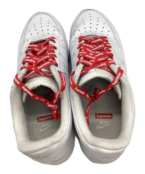 NIKE（ナイキ）NIKE (ナイキ) Supreme (シュプリーム) スニーカー AIR FORCE 1 LOW/SUPREME ホワイト サイズ:25.5の古着・服飾アイテム