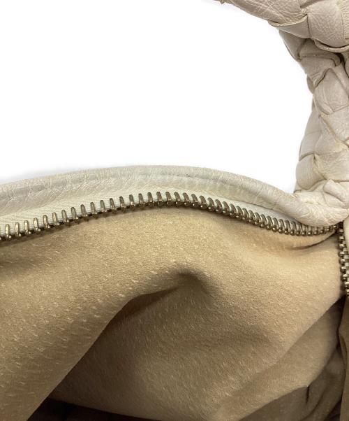 BOTTEGA VENETA（ボッテガベネタ）BOTTEGA VENETA (ボッテガベネタ) ホーボーバッグ イントレチャート ホワイトの古着・服飾アイテム