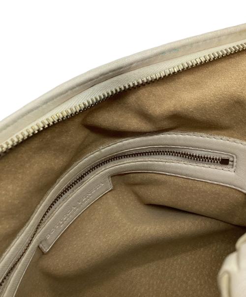 BOTTEGA VENETA（ボッテガベネタ）BOTTEGA VENETA (ボッテガベネタ) ホーボーバッグ イントレチャート ホワイトの古着・服飾アイテム