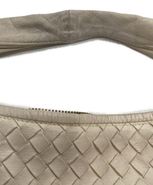 BOTTEGA VENETA（ボッテガベネタ）BOTTEGA VENETA (ボッテガベネタ) ホーボーバッグ イントレチャート ホワイトの古着・服飾アイテム
