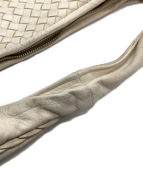 BOTTEGA VENETA（ボッテガベネタ）BOTTEGA VENETA (ボッテガベネタ) ホーボーバッグ イントレチャート ホワイトの古着・服飾アイテム