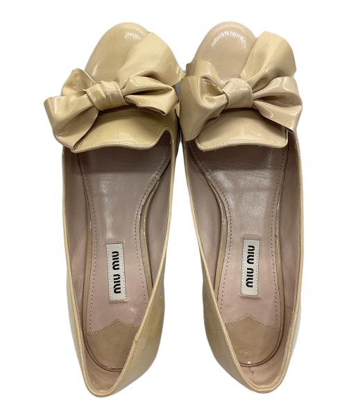 MIU MIU（ミュウミュウ）MIU MIU (ミュウミュウ) エナメルリボンパンプス ベージュ サイズ:36 1/2の古着・服飾アイテム
