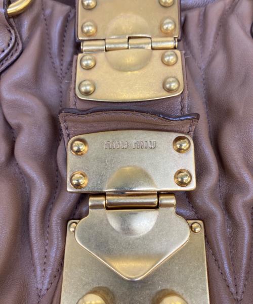 MIU MIU（ミュウミュウ）MIU MIU (ミュウミュウ) 2WAYショルダーバッグ ブラウンの古着・服飾アイテム