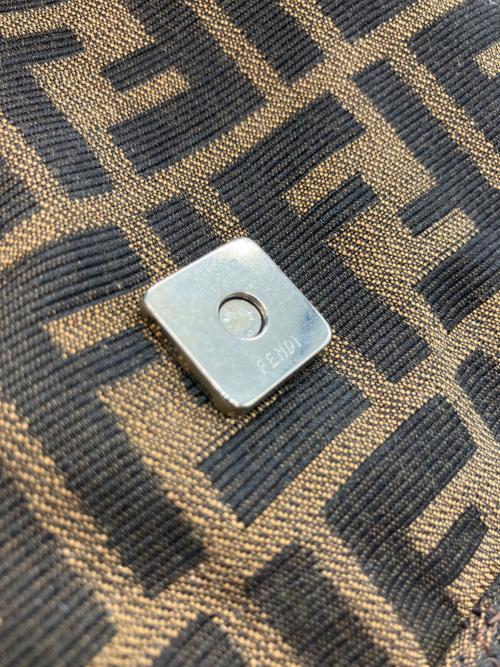 FENDI（フェンディ）FENDI (フェンディ) ショルダーバッグ ブラウンの古着・服飾アイテム