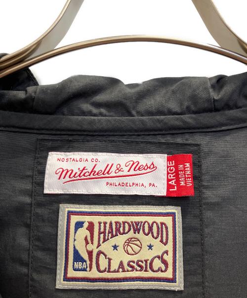 MITCHELL & NESS（ミッチェルアンドネス）MITCHELL & NESS (ミッチェルアンドネス) HARDWOOD CLASSICS (ハードウッドクラシック) ハーフジップジャケット ブラック×レッド サイズ:Ｌの古着・服飾アイテム