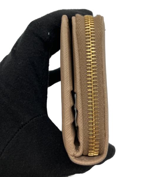 PRADA（プラダ）PRADA (プラダ) プラダ サフィアーノ 1ML522 レザー コンパクトウォレット  ベージュの古着・服飾アイテム