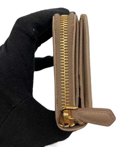 PRADA（プラダ）PRADA (プラダ) プラダ サフィアーノ 1ML522 レザー コンパクトウォレット  ベージュの古着・服飾アイテム