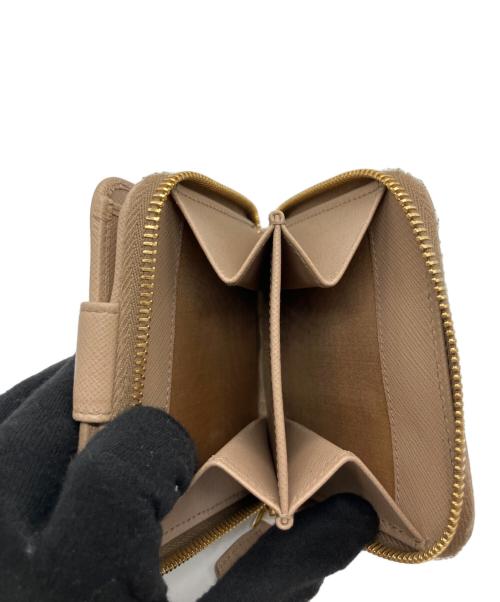 PRADA（プラダ）PRADA (プラダ) プラダ サフィアーノ 1ML522 レザー コンパクトウォレット  ベージュの古着・服飾アイテム