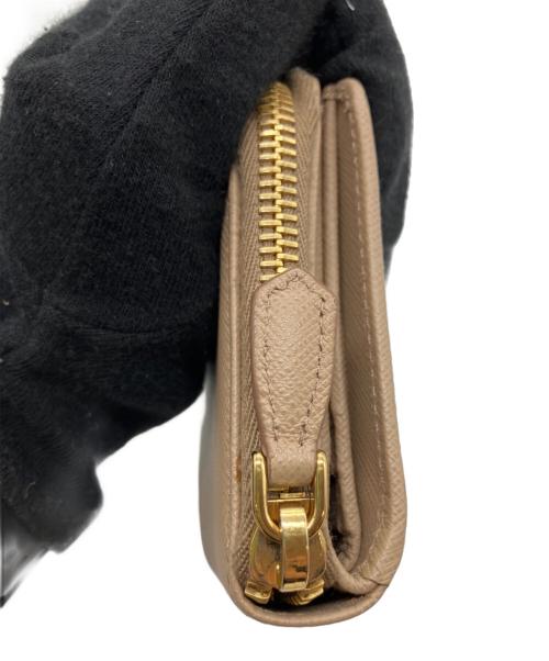 PRADA（プラダ）PRADA (プラダ) プラダ サフィアーノ 1ML522 レザー コンパクトウォレット  ベージュの古着・服飾アイテム