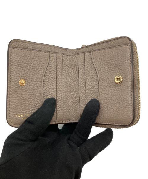 TORY BURCH（トリーバーチ）TORY BURCH (トリーバーチ) 2つ折り財布 ベージュの古着・服飾アイテム