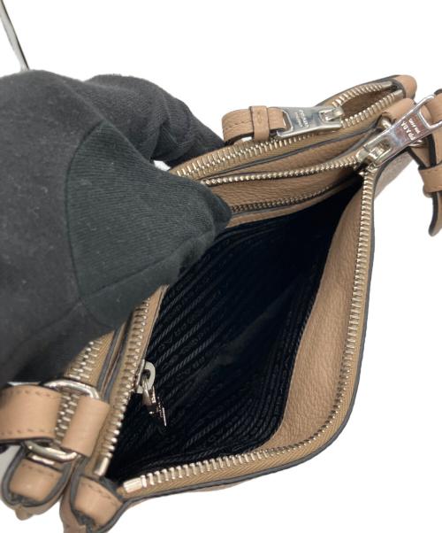 PRADA（プラダ）PRADA (プラダ) 1BH046 ショルダーバッグ ベージュの古着・服飾アイテム