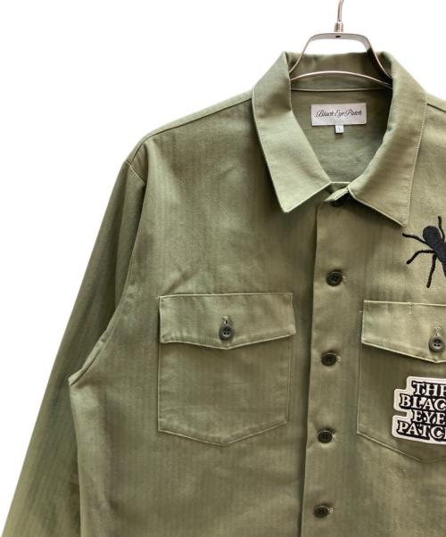 BlackEyePatch（ブラックアイパッチ）BlackEyePatch (ブラックアイパッチ) SPIDER WEB MILITARY SHIRT カーキ サイズ:Ｌの古着・服飾アイテム