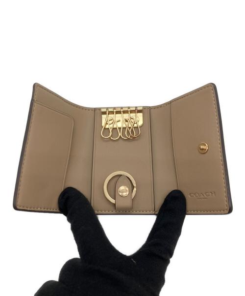 COACH（コーチ）COACH (コーチ) フローラル プリントキーケース オフホワイトの古着・服飾アイテム