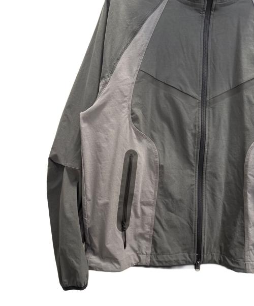 NIKE（ナイキ）NIKE (ナイキ)  Dri-FIT ウーブン フルジップ カラーブロック ウィンドランナー ジャケット グレー サイズ:XL 未使用品の古着・服飾アイテム