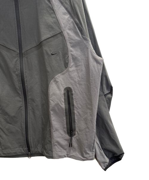 NIKE（ナイキ）NIKE (ナイキ)  Dri-FIT ウーブン フルジップ カラーブロック ウィンドランナー ジャケット グレー サイズ:XL 未使用品の古着・服飾アイテム