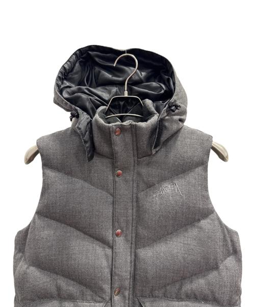 stussy（ステューシー）stussy (ステューシー) フーデットダウンベスト グレー サイズ:Мの古着・服飾アイテム