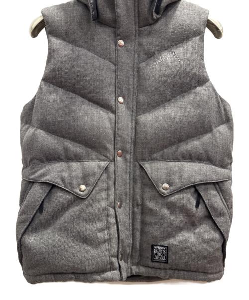 stussy（ステューシー）stussy (ステューシー) フーデットダウンベスト グレー サイズ:Мの古着・服飾アイテム