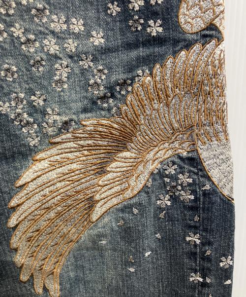 絡繰魂（カラクリダマシイ）絡繰魂 (カラクリダマシイ) 鳳凰＆鶴刺繍デニムパンツ ブルー サイズ:Мの古着・服飾アイテム